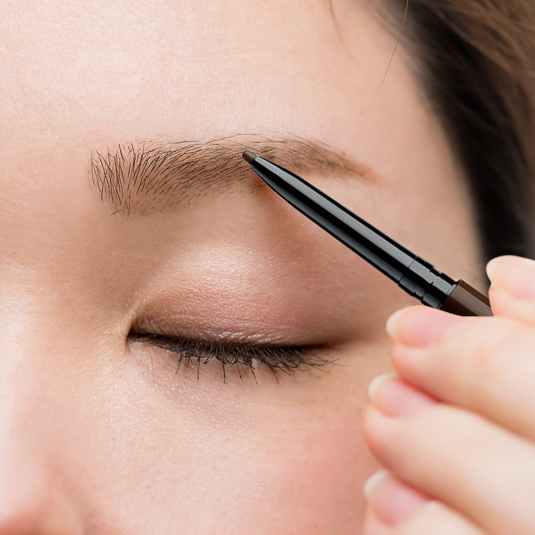 beautymanufactur-jean-darcel-eye-brow-pencil-1stk-205220-eine-frau-beim-schminken-die-ihre-augenbrauen-mit-einem-stift-nachzieht