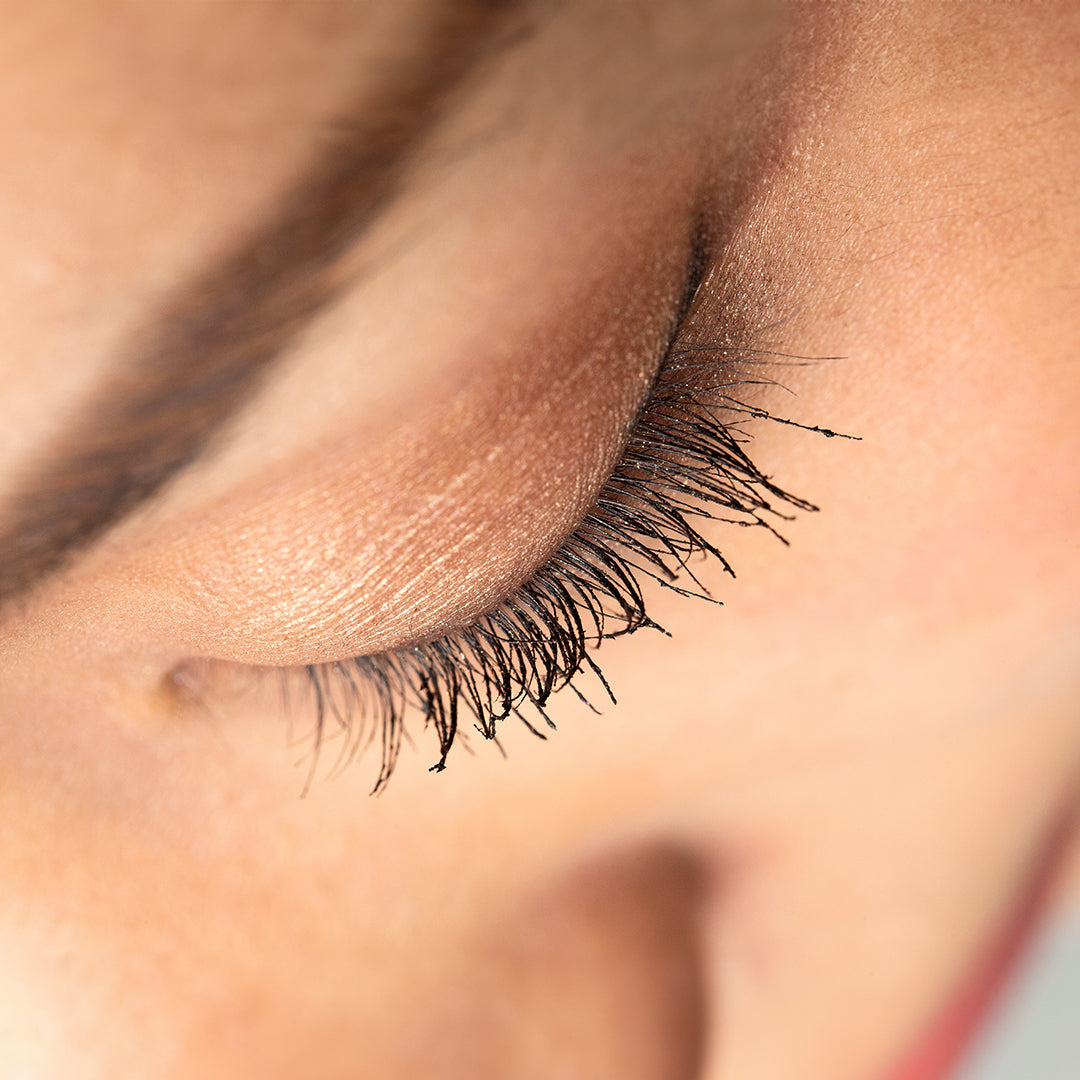 JEAN D'ARCEL Eye Shadow Pencil – rosy shine, 1stk, close-up geschlossenes Auge mit Make-up