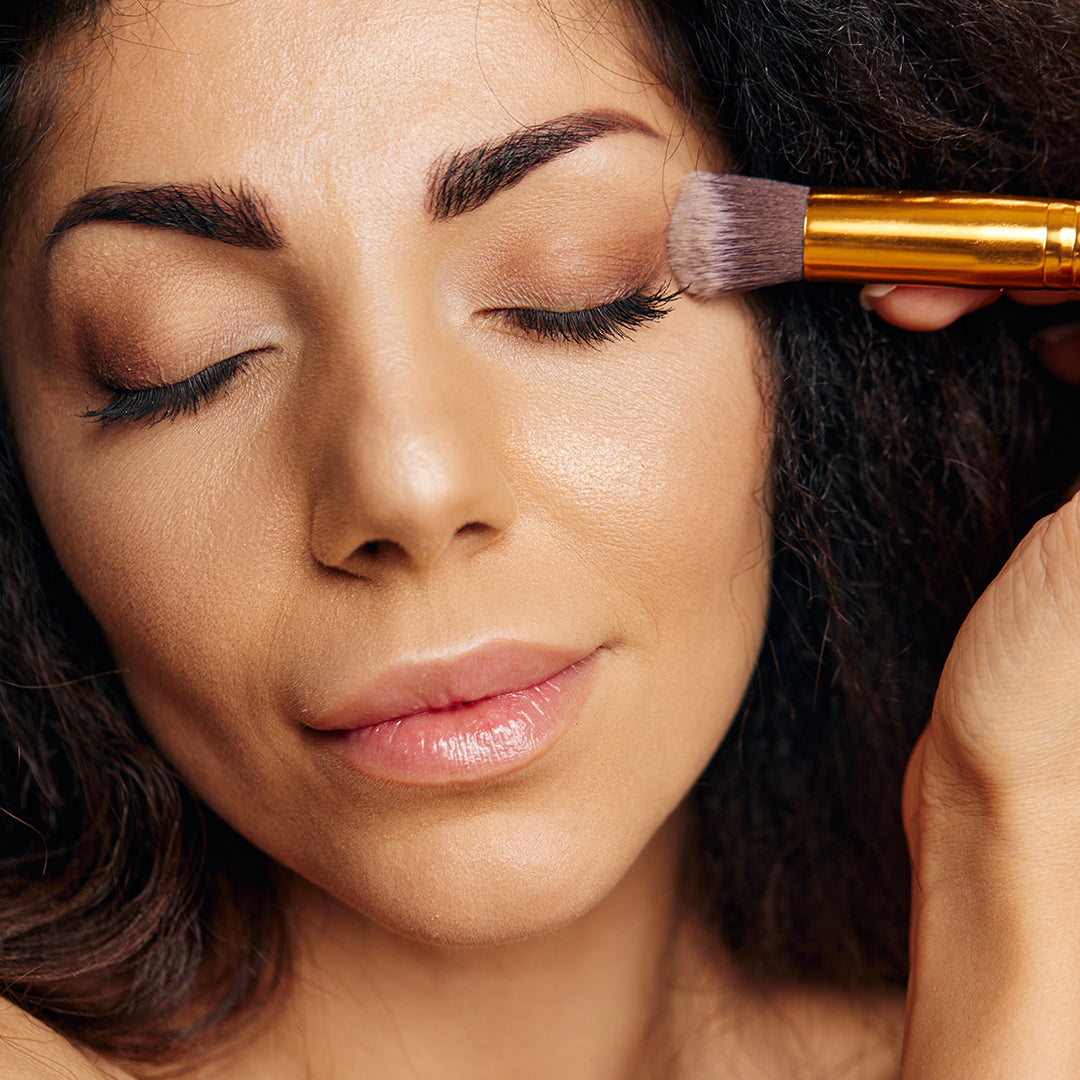 JEAN D'ARCEL Fixing Powder no. 01 – farbloses, gepresstes Puder, 8g, Frau trägt Puder mit Pinsel auf