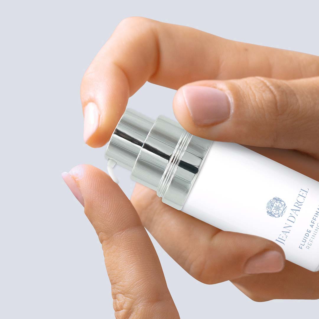 JEAN D'ARCEL Fluide Affinant | Refining Fluid – Verfeinerndes Pflegefluid, 30ml, Hände betätigen Pumpspender