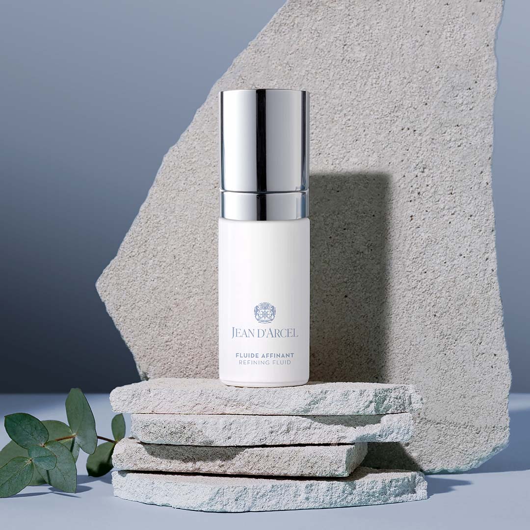 JEAN D'ARCEL Fluide Affinant | Refining Fluid – Verfeinerndes Pflegefluid, 30ml, Pumspender auf Steinplatten