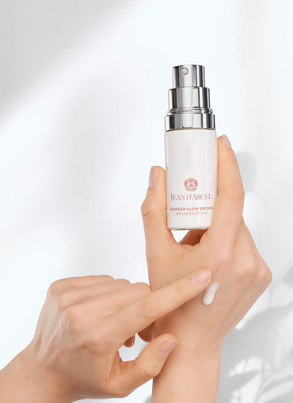 JEAN D'ARCEL ginger glow drops – 30ml, Hände halten Pumpspender