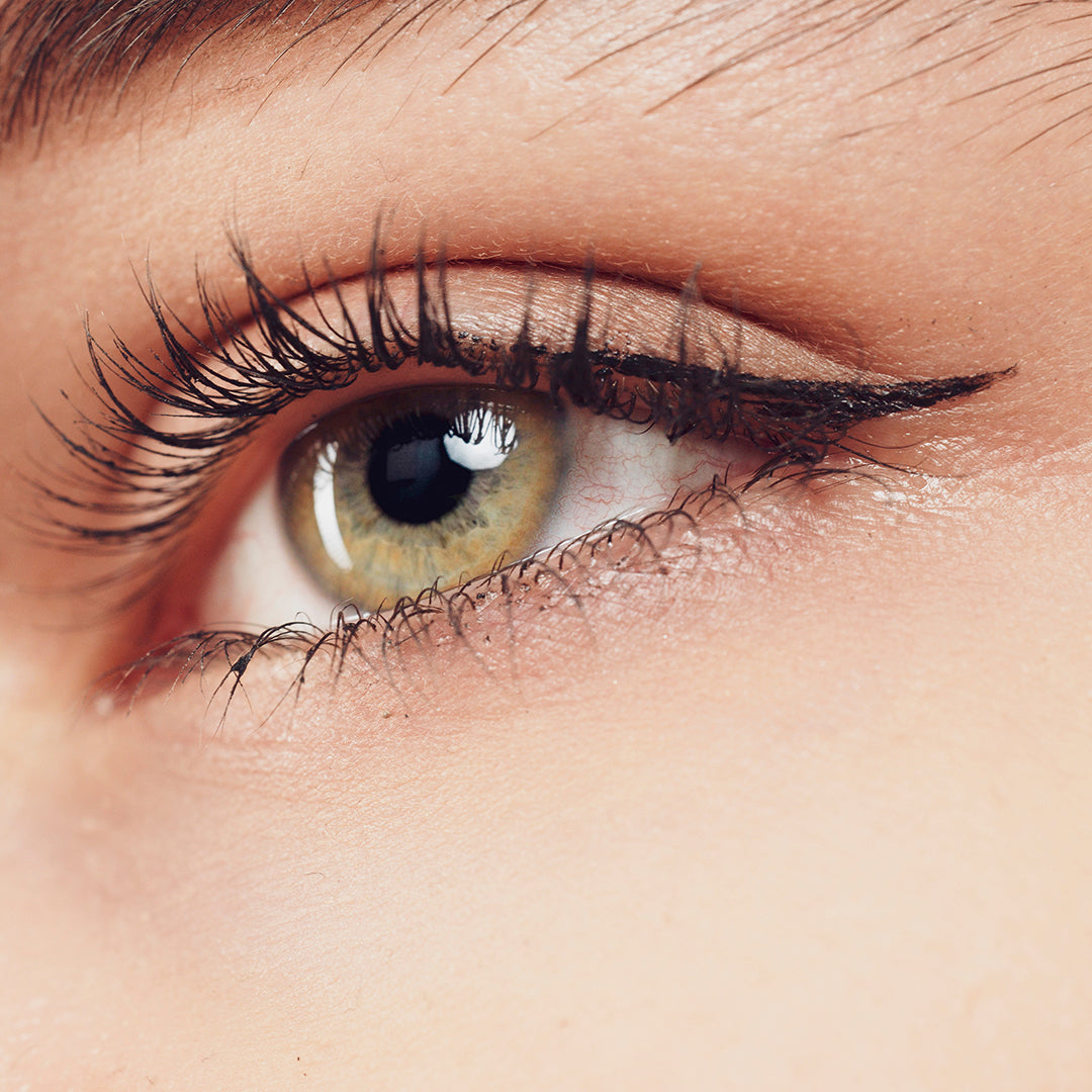 JEAN D'ARCEL mineral eyeliner – brown, 1stk, detail macro shot of beautiful eyes