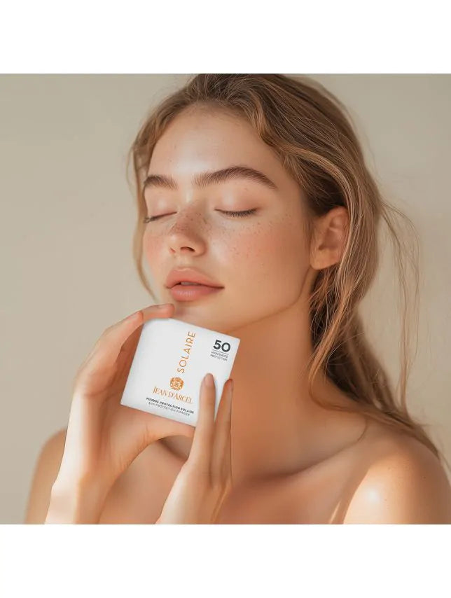 JEAN D'ARCEL poudre protection solaire LSF 50 – no.2, 9,5g, Frau hält Verpackung