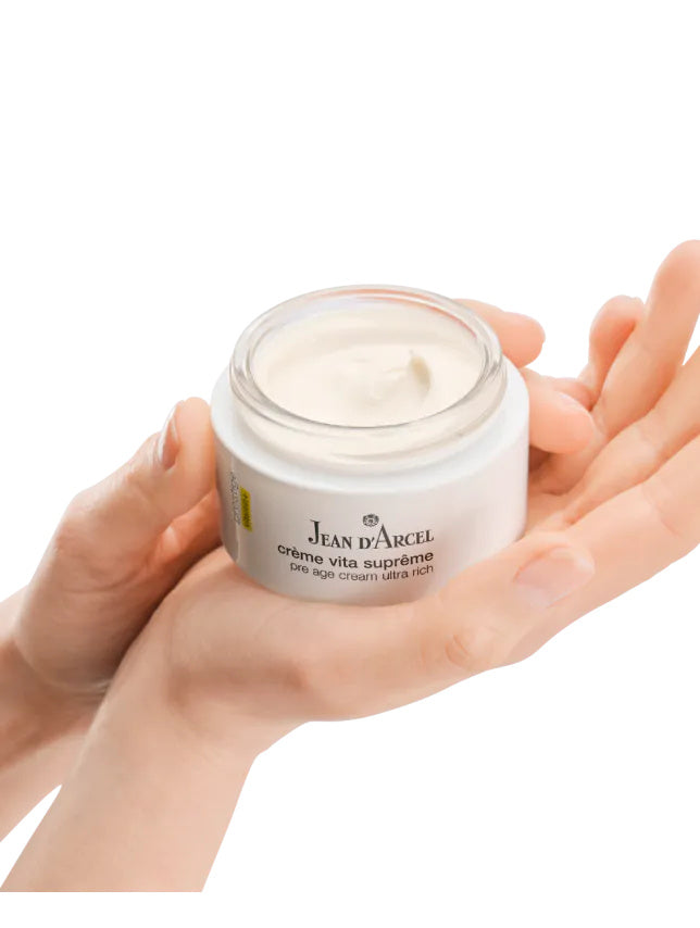 JEAN D'ARCEL PRESTIGE VITAMIN+ crème vita supreme – für sehr trockene Haut., 50ml, Hand hält offenen Tiegel