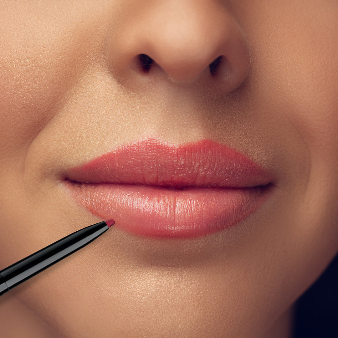 JEAN D'ARCEL soft lip liner – rosy nude, 1stk, close-up Bild Lippen mit Make-up und Lippenkonturenstift