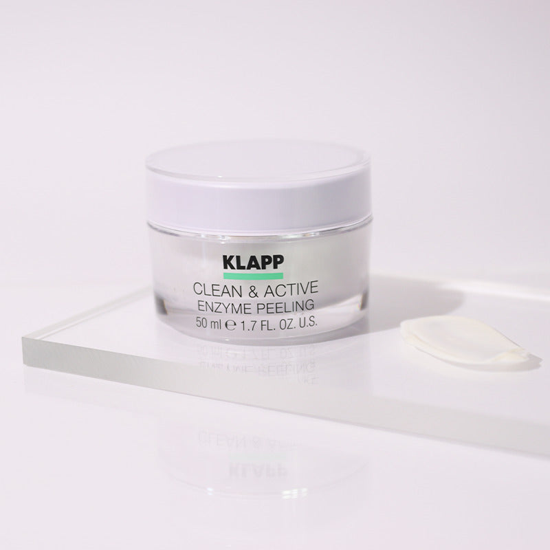 KLAPP Clean & Active Enzyme Peeling – 50ml, Tiegel und Peelingtextur auf Glasplatte