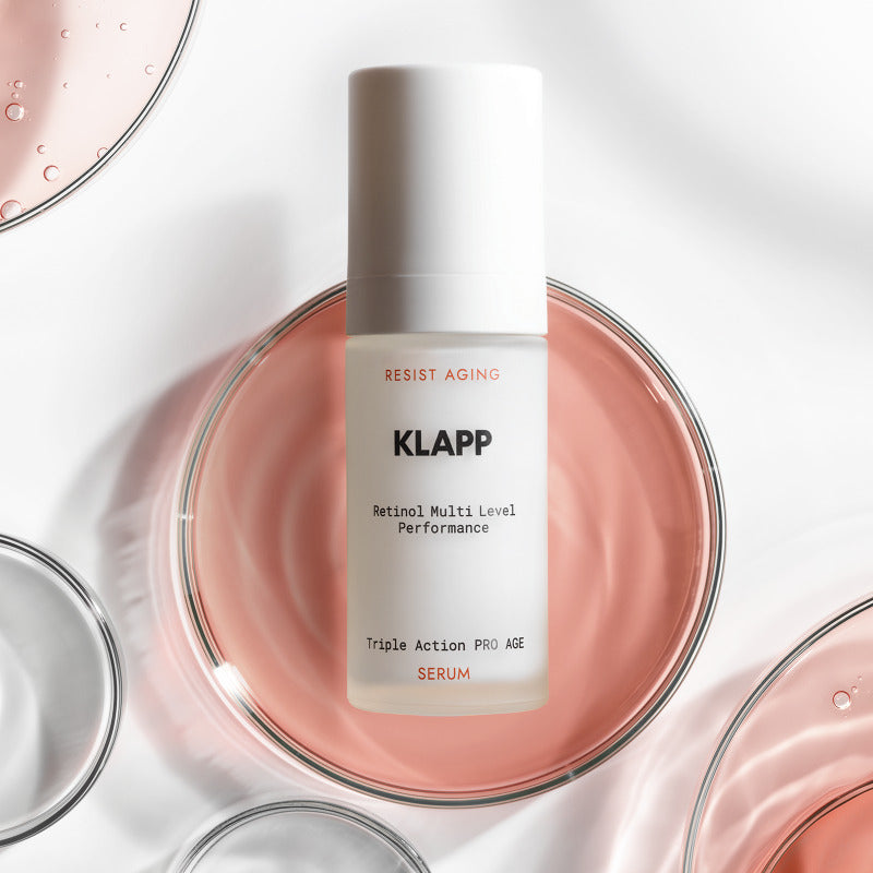 KLAPP RESIST AGING Retinol Triple Action PRO AGE Serum – 30ml, Pumpspender liegend in Glasschale