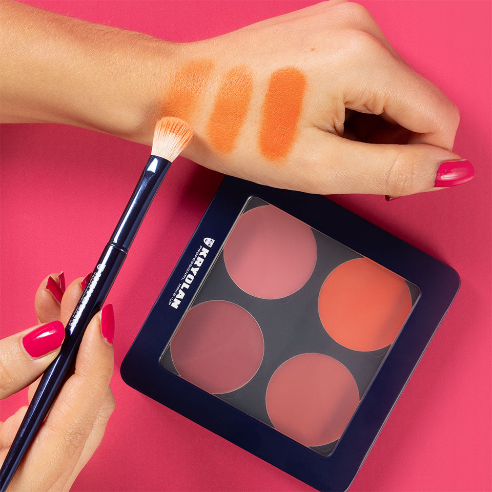 KRYOLAN Cream Blush Palette 4 Farben – magnetisch, 10g, Farbe wird mit Pinsel auf Handrücken aufgetragen
