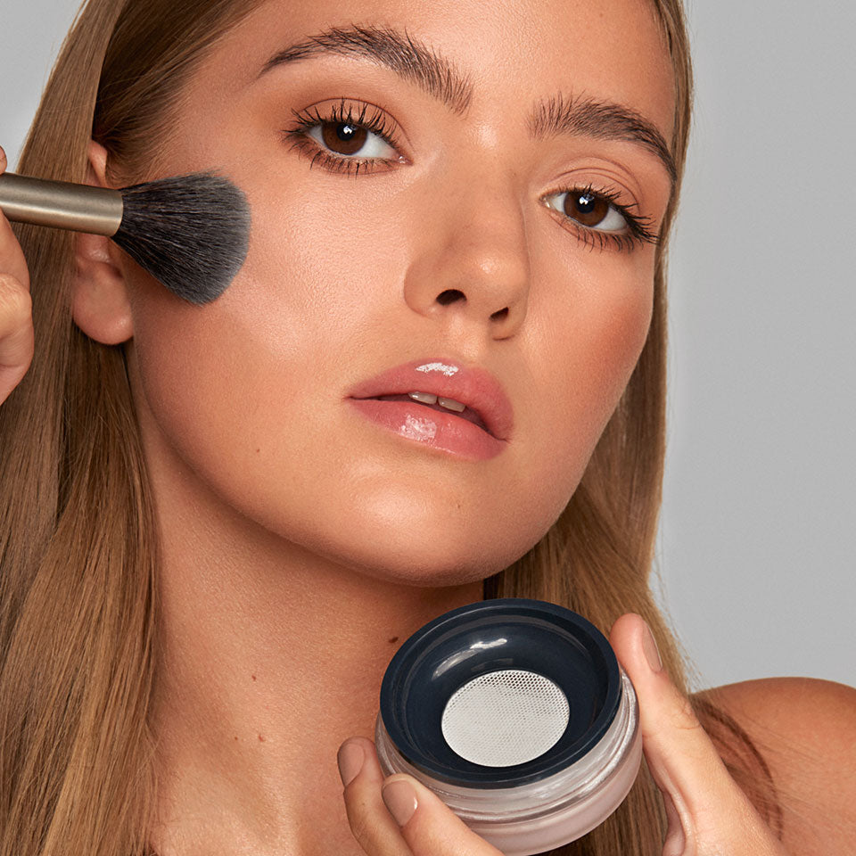 KRYOLAN Digital Complexion Finish – Ultrafeiner, veganer HD-Puder für mattes, natürliches Finish, 15g, Frau wendet Puder an