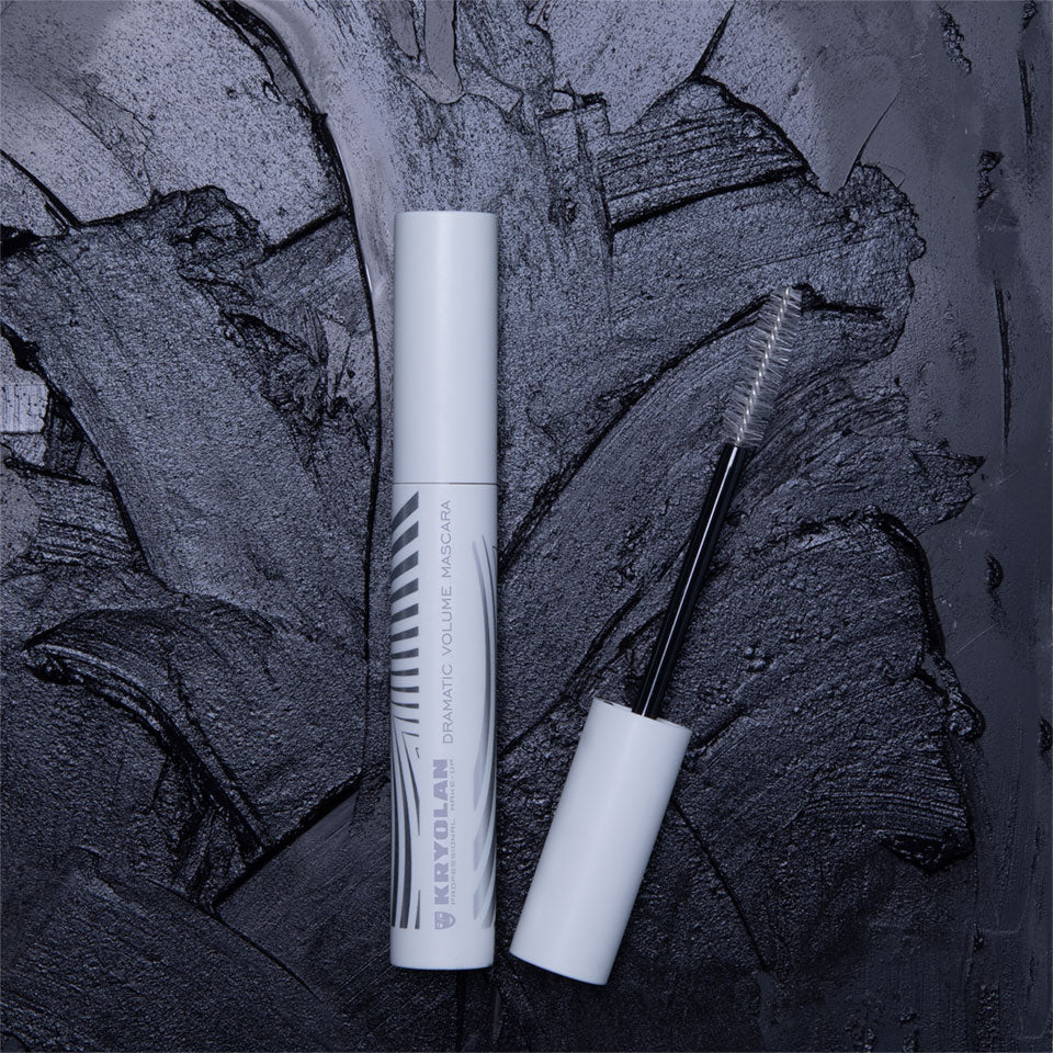 KRYOLAN Dramatic Volume Mascara, 8ml, Spender Applikatorbürste auf Produkttextur