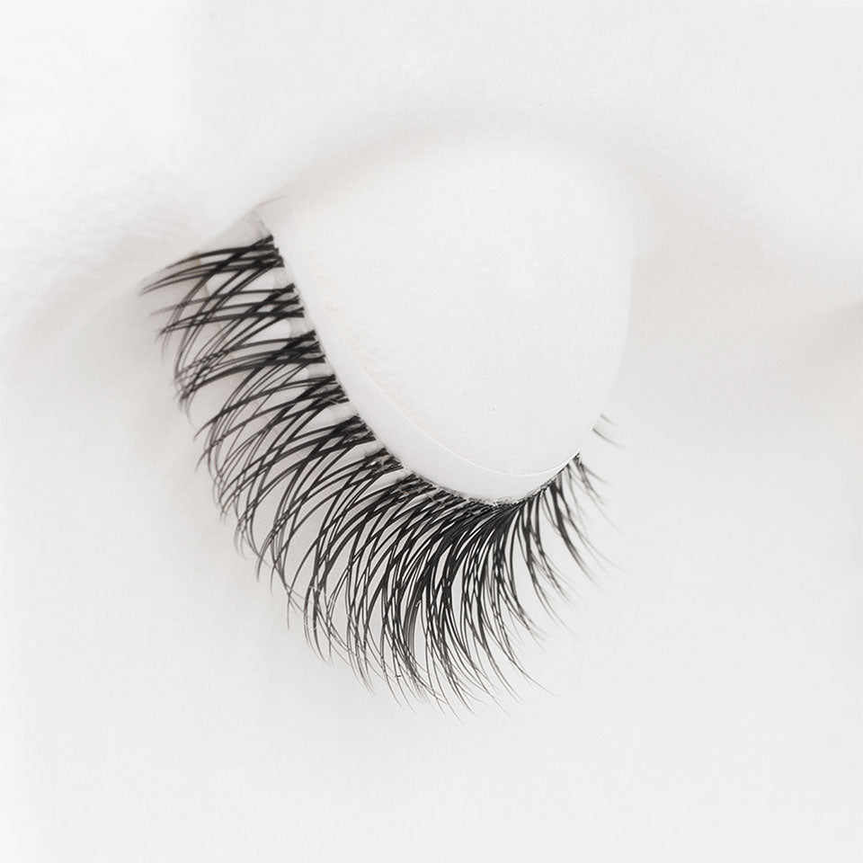 KRYOLAN Fine Fluffy Definition Lash – Natürliche 3D Wimpern, 1paar, Wimpernband einzeln Seitenansicht