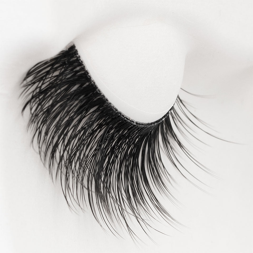KRYOLAN Full Volume Split Tipped Lash – vegane Volumenwimpern, 1paar, Wimpernband einzeln Seitenansicht
