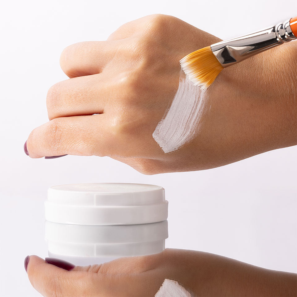 KRYOLAN Pintura Clown Weiß – kindgerechte Fettschminke, 20g, anwendung auf Handrücken