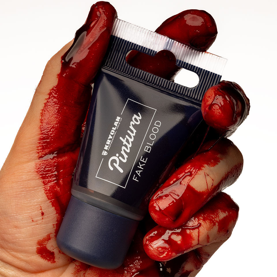 KRYOLAN PINTURA Fake Blood – Realistisches, veganes Kunstblut, 20ml, Hand mit Kunstblut hält Tube