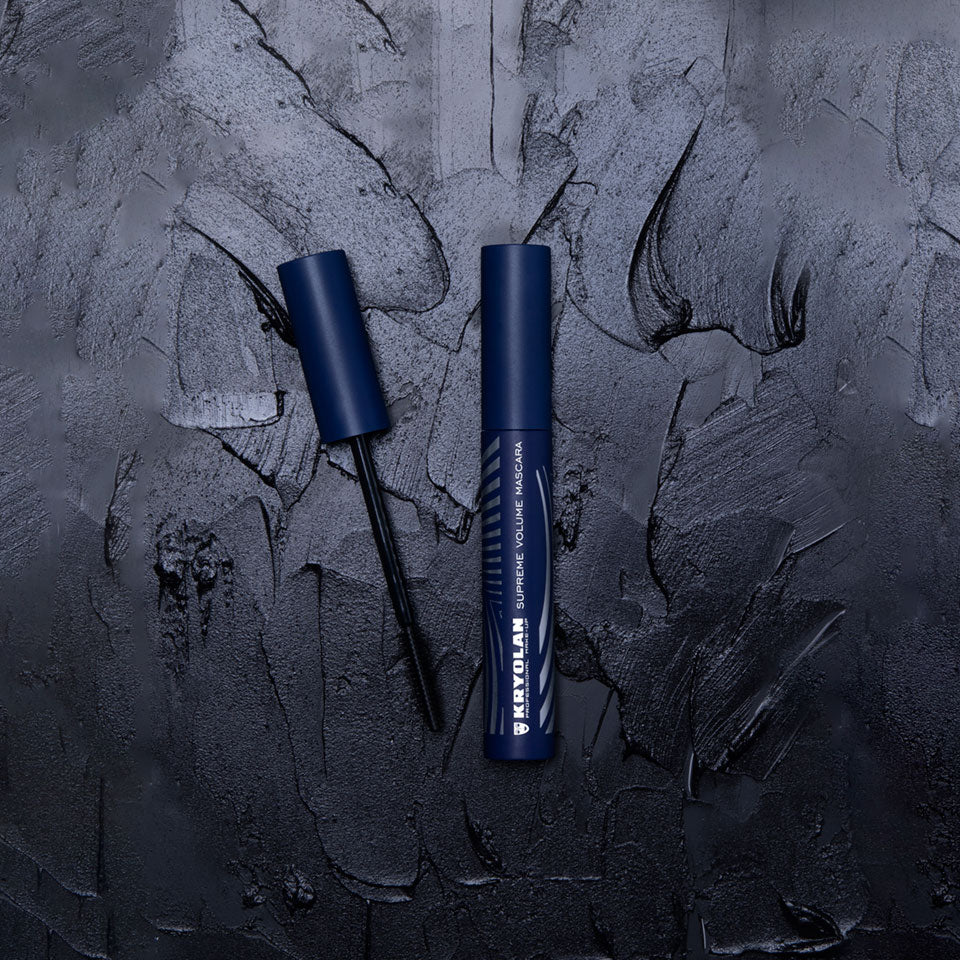 KRYOLAN Supreme Volume Mascara, 8cm, Spender und Applikatorbürste auf Produkttextur