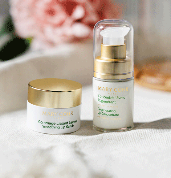 MARY COHR New Youth Lip Care – Lippenpflege mit Peeling & Creme, 1Stk, Pumpspender und Tiegel stehend mit Christrose