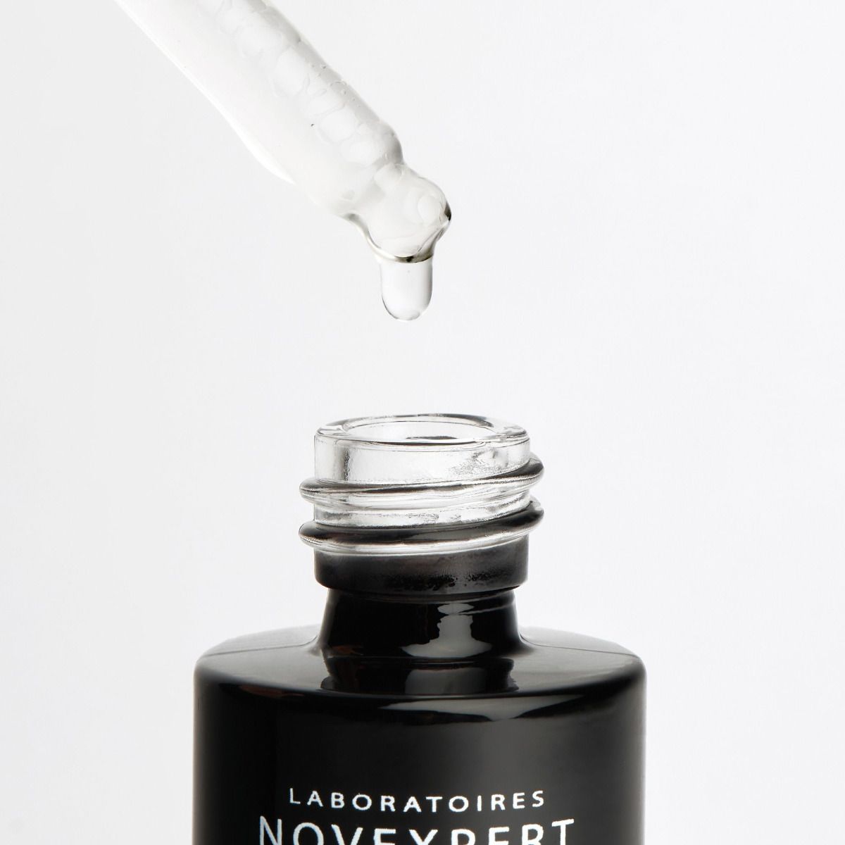 NOVEXPERT Booster Serum with Hyaluronic Acid – 30ml, Flasche offen mit Pipette