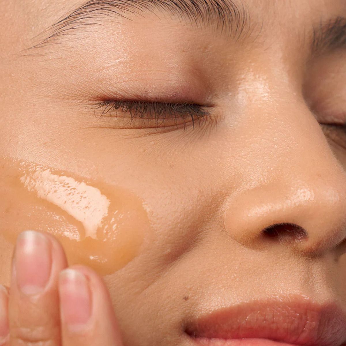 NOVEXPERT Booster with Vitamin C – Reisegröße, 10ml, Frau wendet Booster im Gesicht an