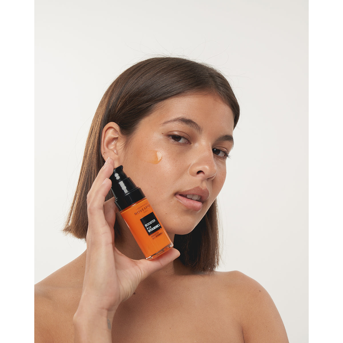 NOVEXPERT Booster with Vitamin C – 30ml, Frau hält Serum