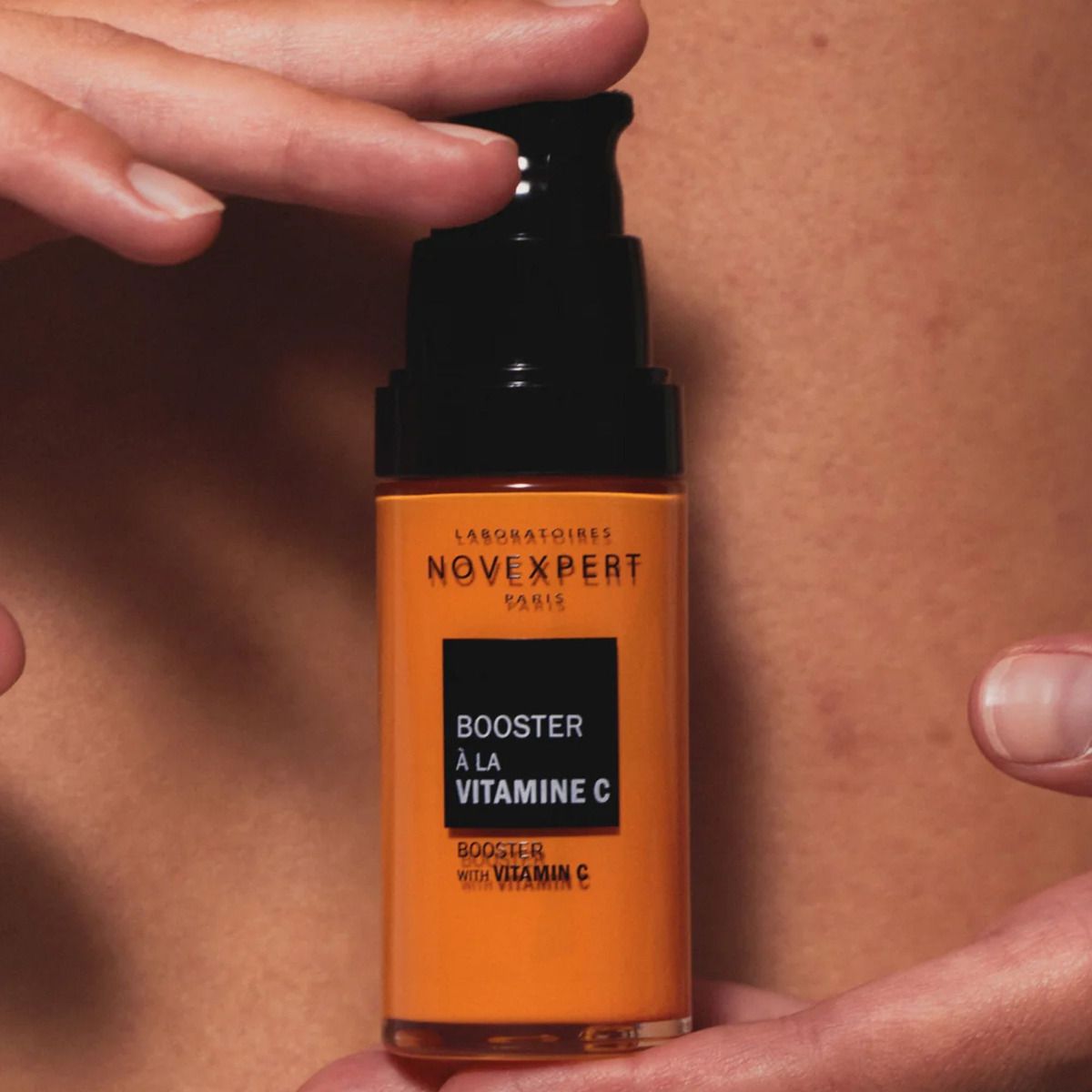 NOVEXPERT Booster with Vitamin C – 30ml, Hände halten Serum