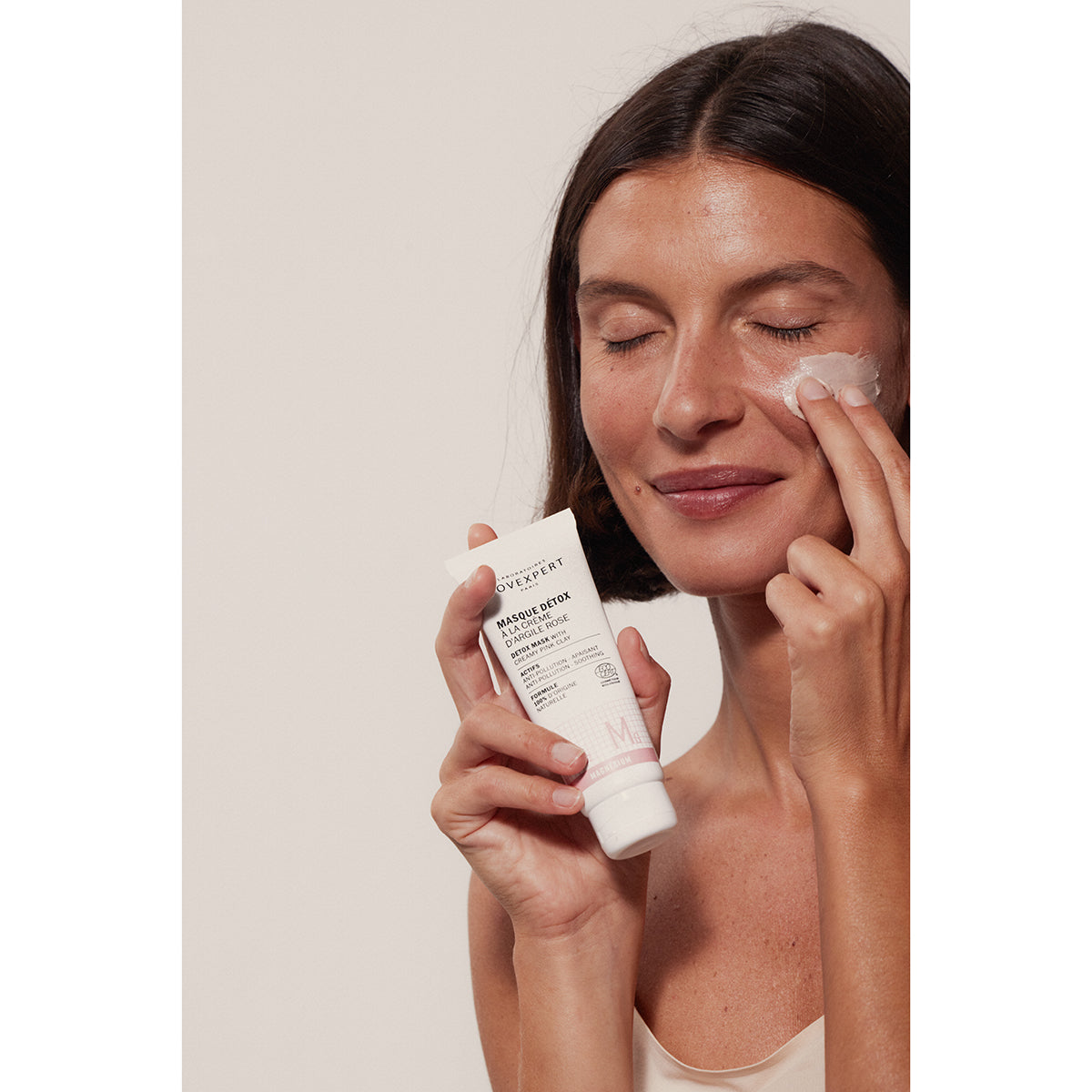 NOVEXPERT Detox Mask With Creamy Pink Clay – für sensible Haut, 75ml, Frau wendet Crememaske an