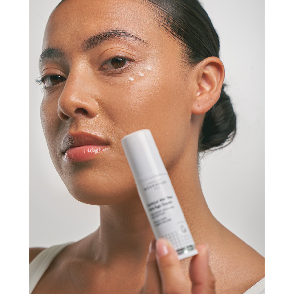 NOVEXPERT Expert Anti-Aging Eye Contour – 15ml, Frau hält Augencremespender