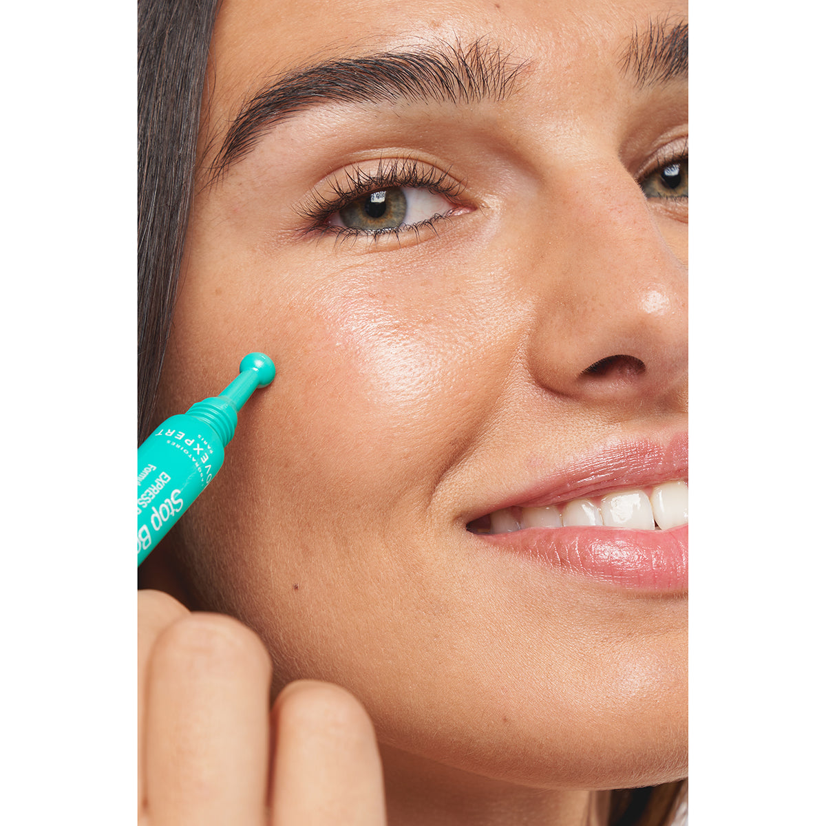 NOVEXPERT Expresss Blemish Care – gegen unreine Haut, 7ml, Frau wendet Blemish Care an