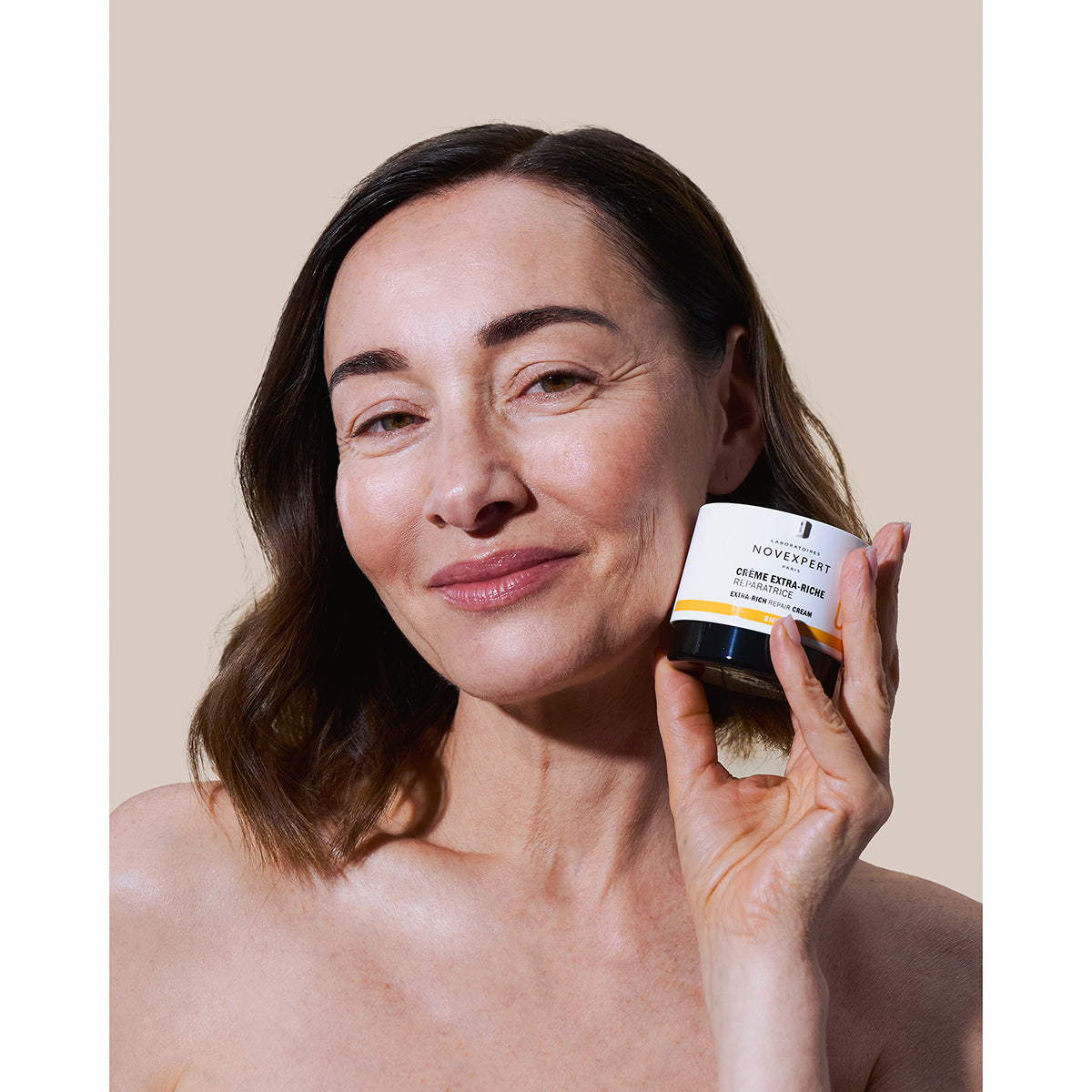 NOVEXPERT Extra-Rich Repair Cream – für trockene Haut, 40ml, Frau hält Tiegel