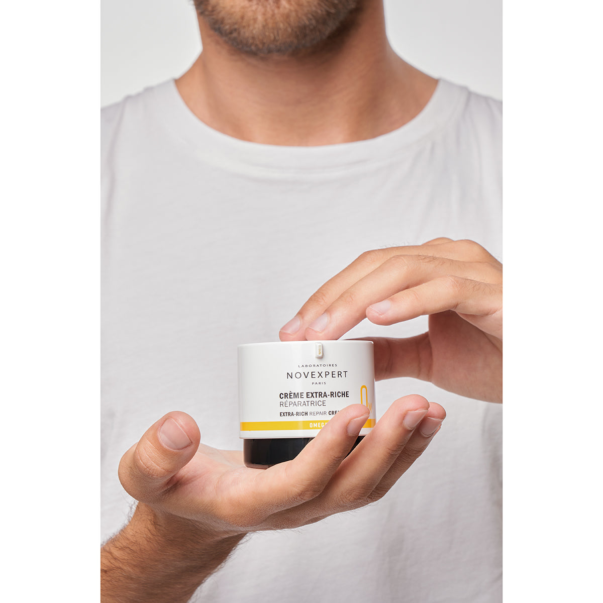 NOVEXPERT Extra-Rich Repair Cream – für trockene Haut, 40ml, Mann hält Tiegel