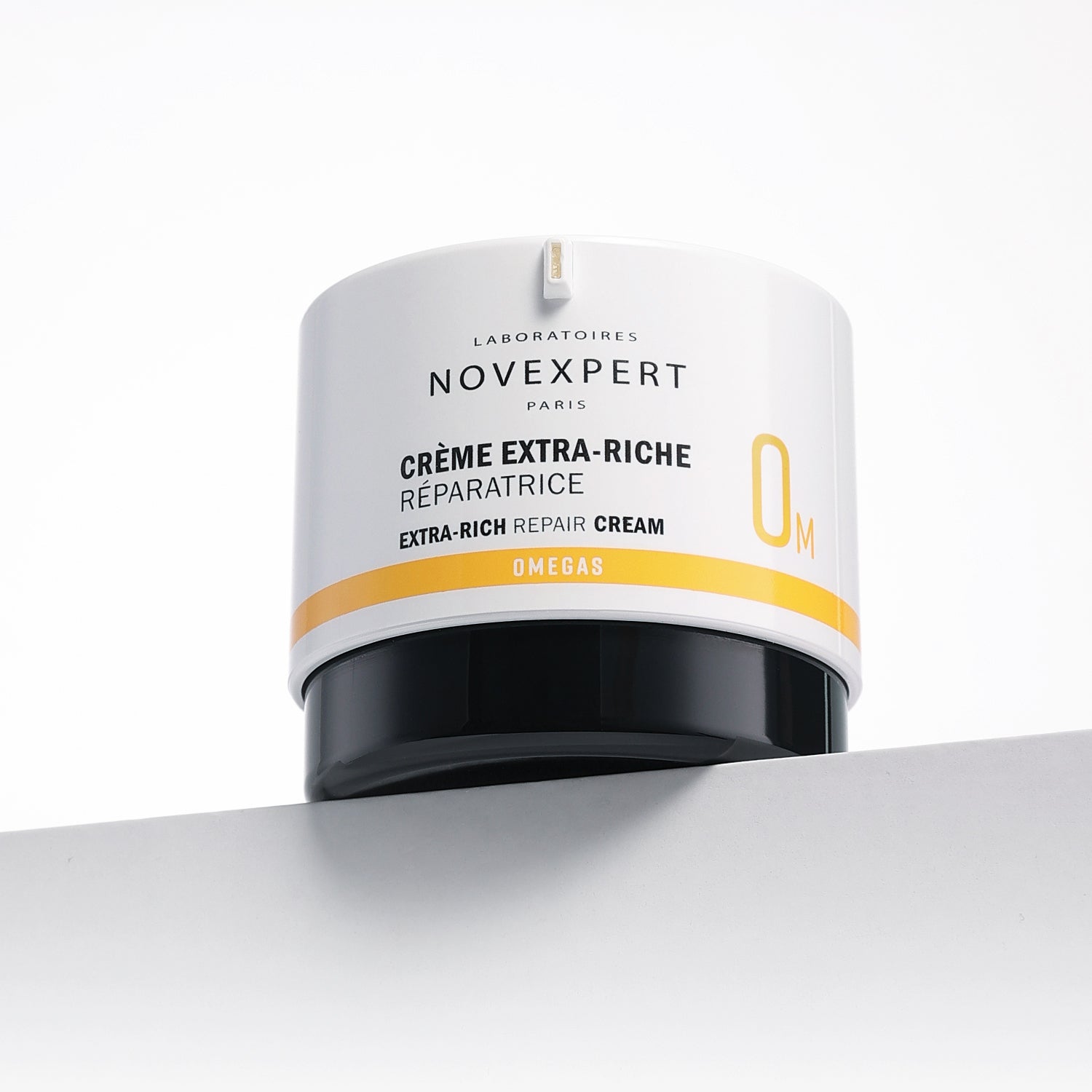 NOVEXPERT Extra-Rich Repair Cream – für trockene Haut, 40ml, Tiegel auf Möbelkante
