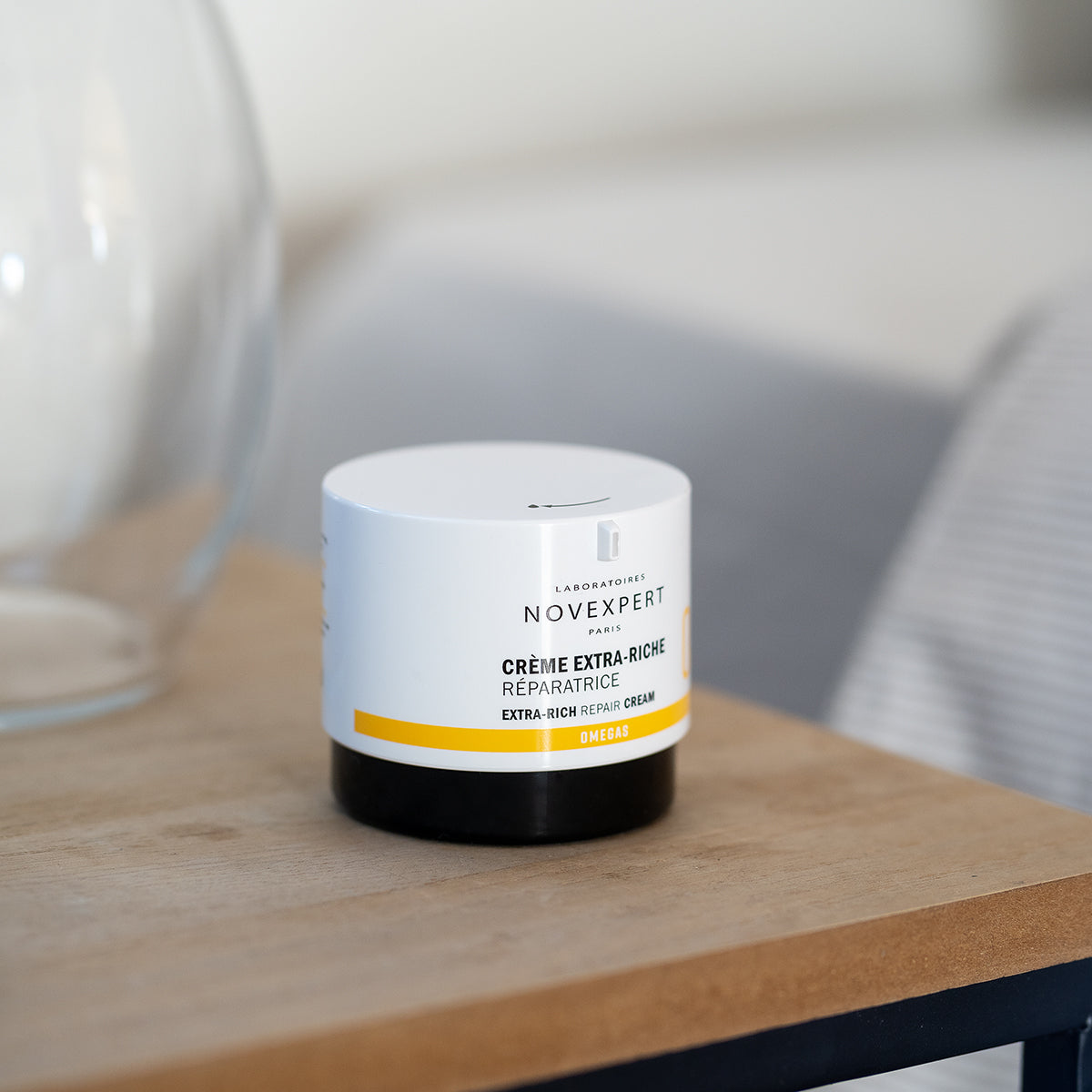 NOVEXPERT Extra-Rich Repair Cream – für trockene Haut, 40ml, Tiegel steht auf Holztisch