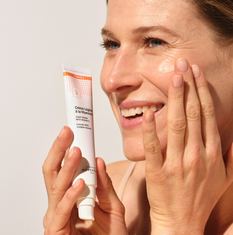 NOVEXPERT light cream with vitamin c – 40ml, Frau cremt Gesicht ein