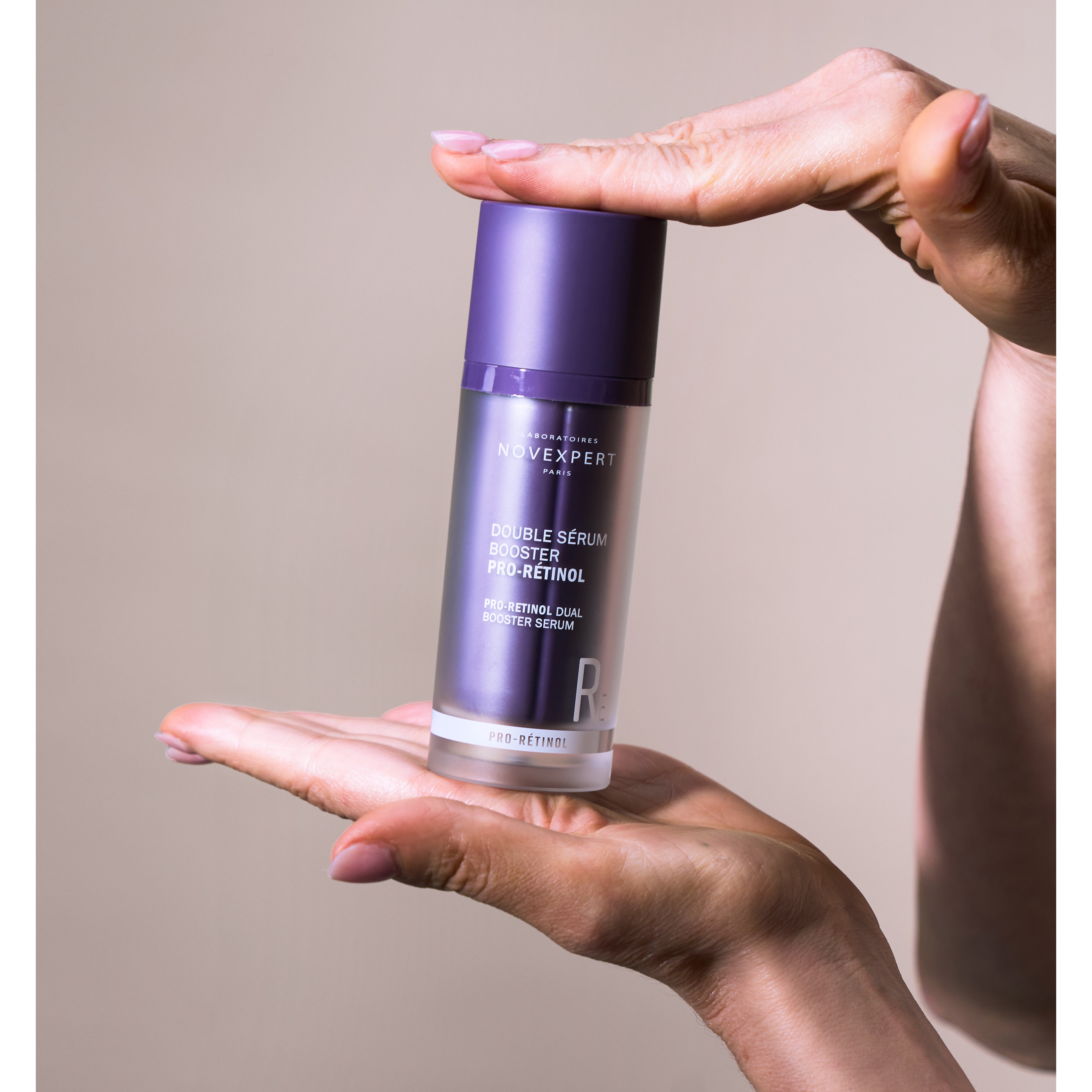 NOVEXPERT Pro-Retinol Booster-Duo-Serum – 30ml, Hände halten Pumpspender