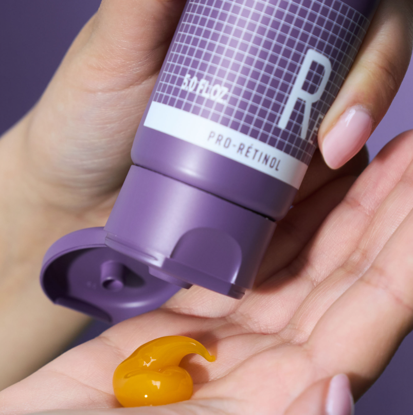 NOVEXPERT Pro-Retinol Reinigungsbalsam – 150ml, Frau gibt Reinigungsbalsam auf Hand