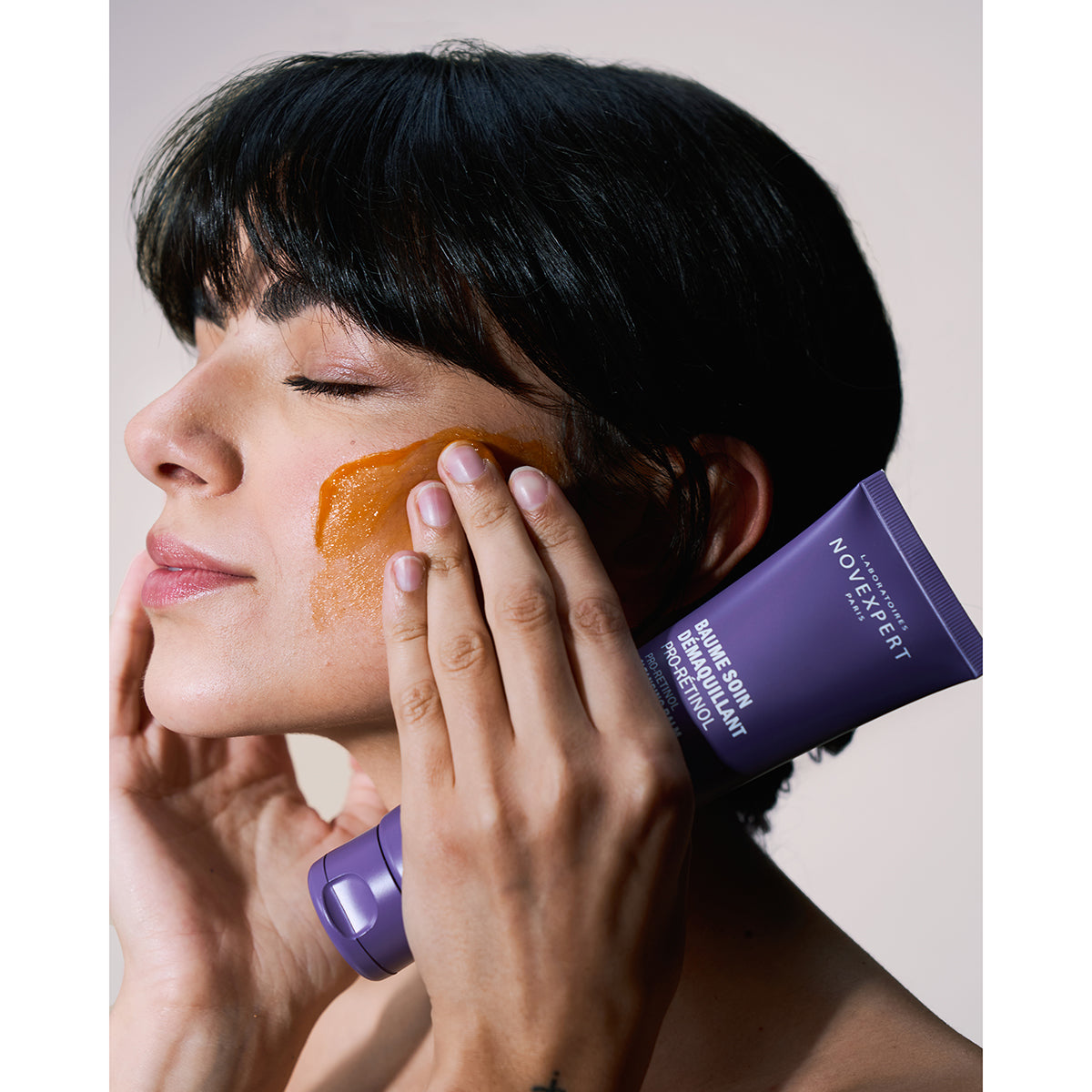 NOVEXPERT Pro-Retinol Reinigungsbalsam – 150ml, Frau wendet Reinigungsbalsam im Gesicht an