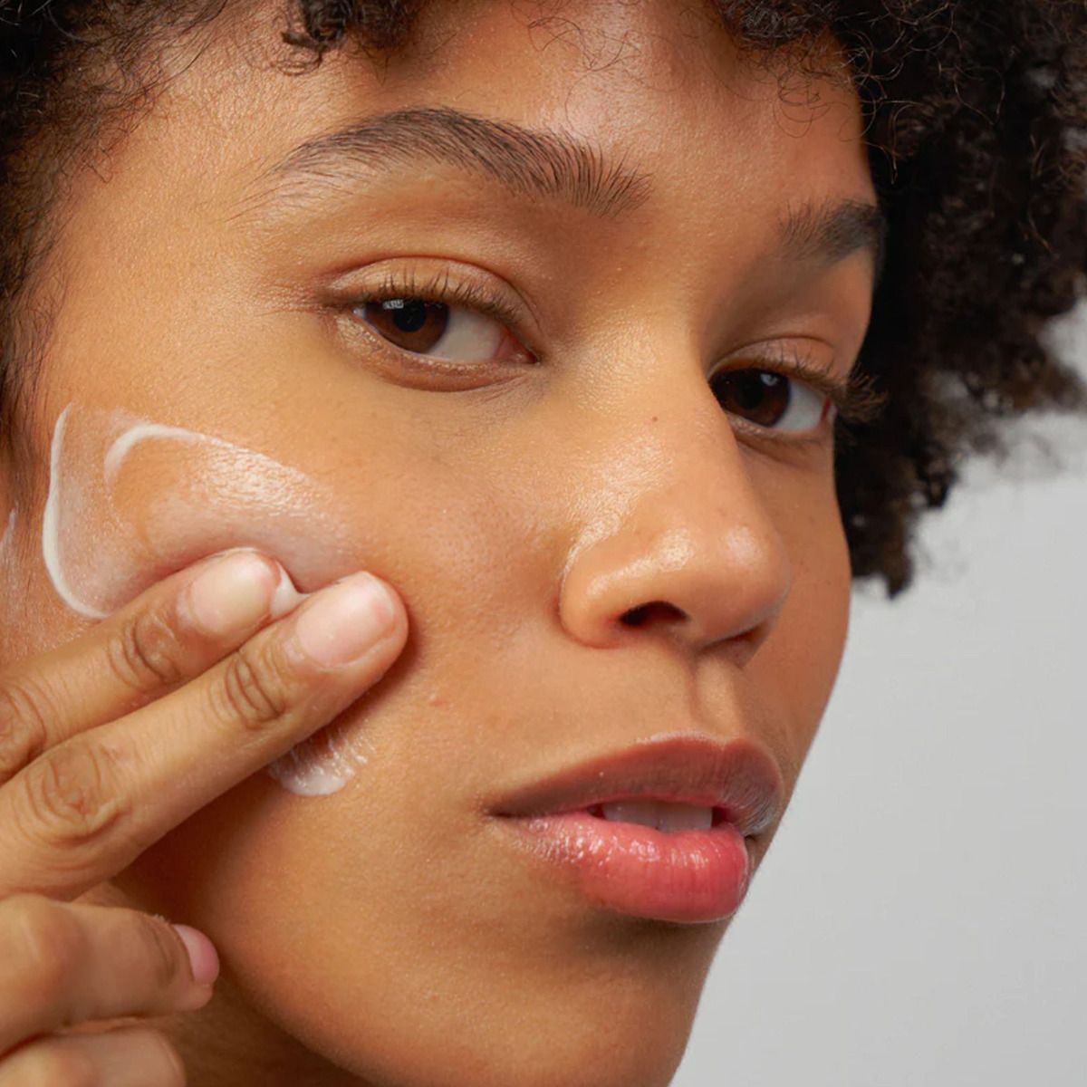 NOVEXPERT Purifying Gel – gegen Hautunreinheiten, 30ml, Frau wendet Gel im Gesicht an