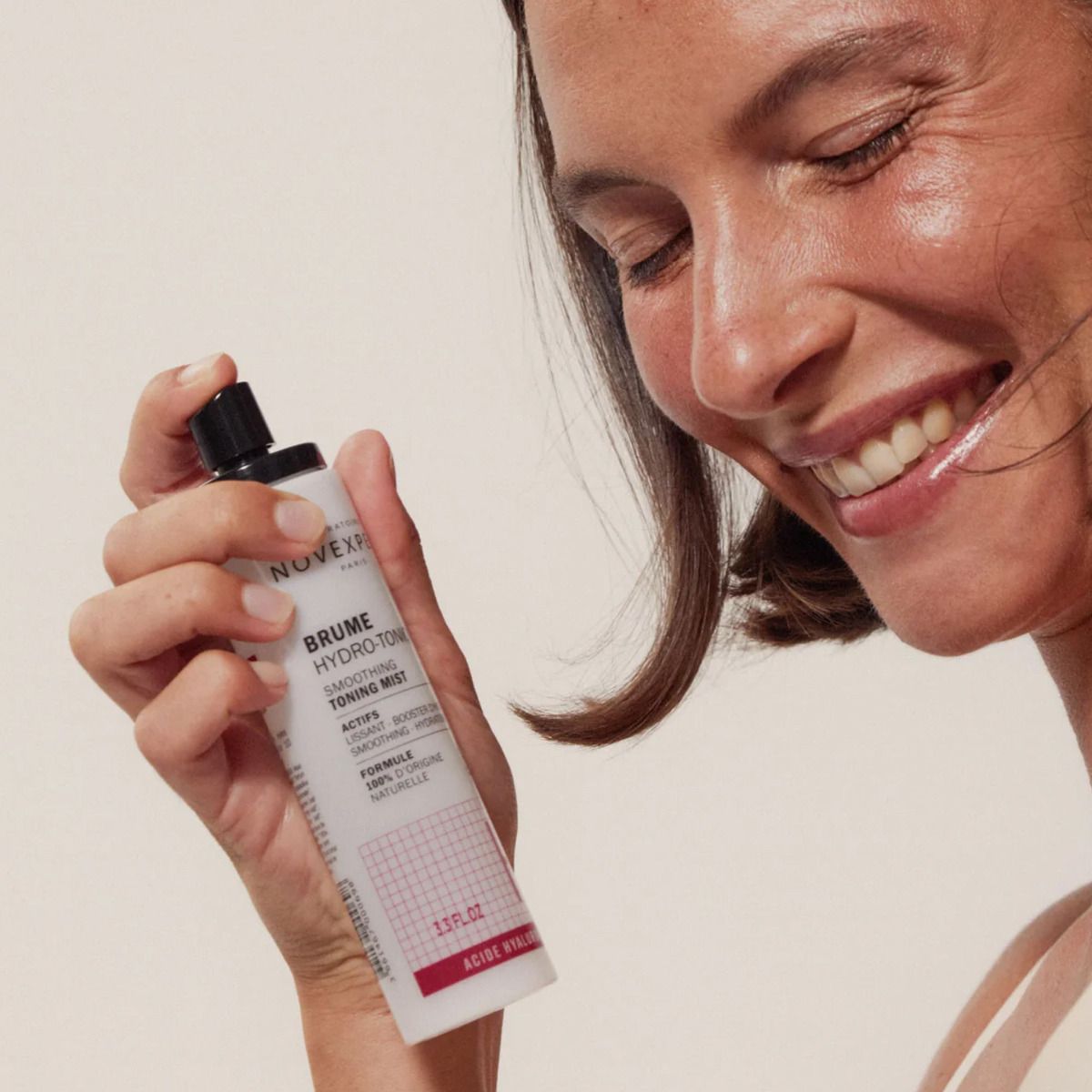 NOVEXPERT Smoothing Toning Mist – 100ml, Frau wendet Gesichtsspray an