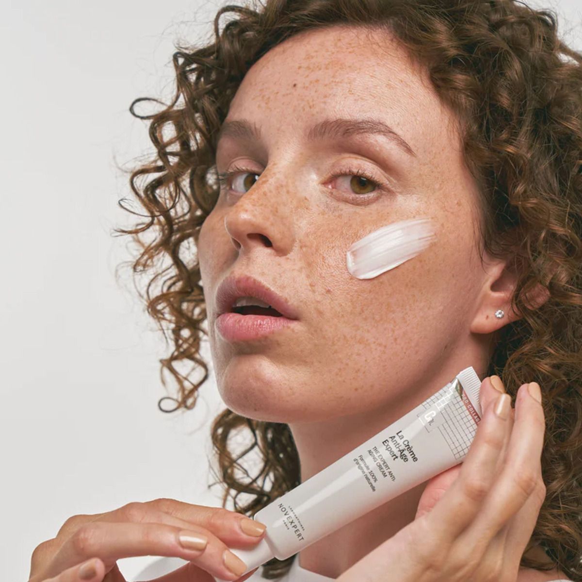 NOVEXPERT The Expert Anti-Aging Cream – für anspruchsvolle Haut, 40ml, Frau cremt Gesicht ein