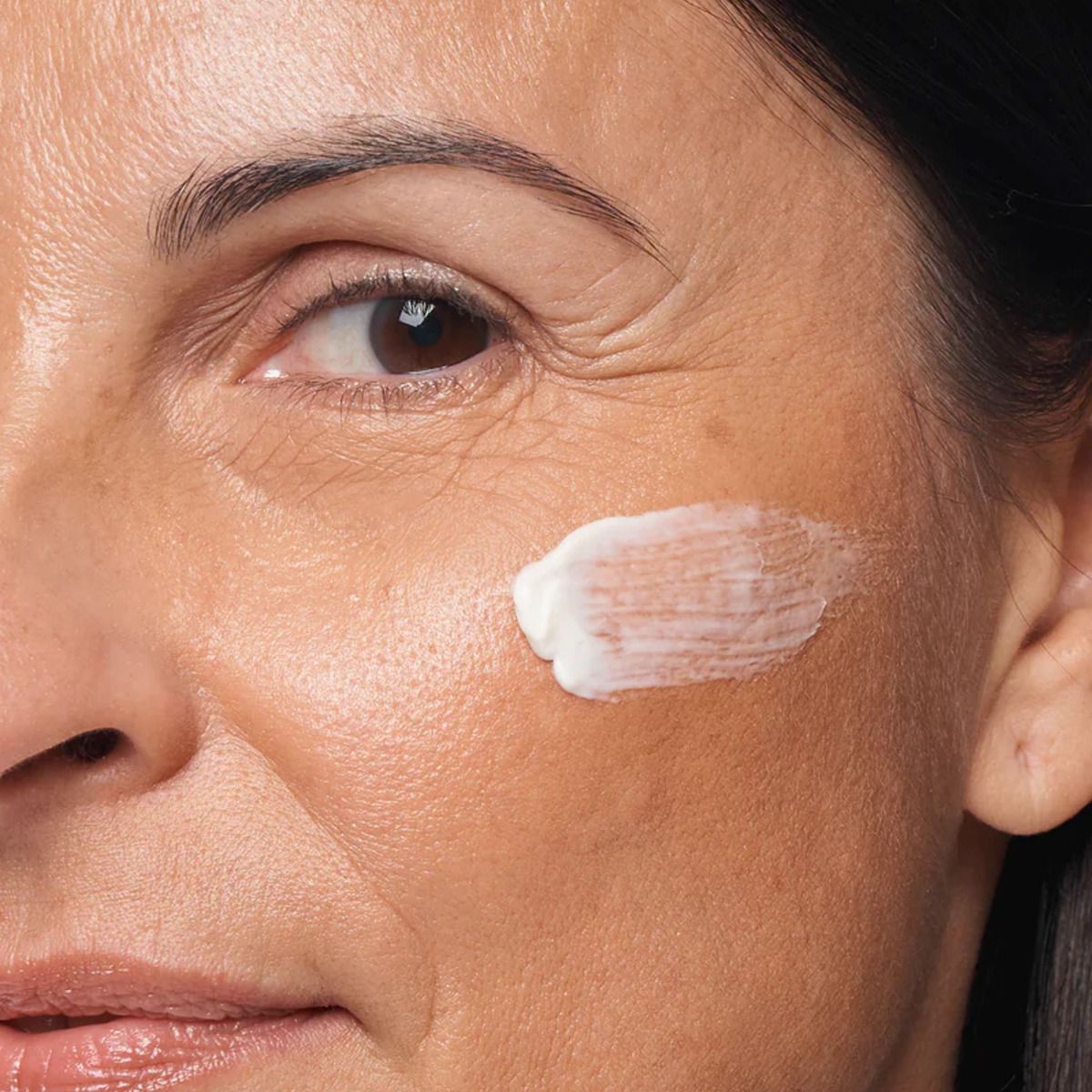 NOVEXPERT The Expert Anti-Aging Fluid – 40ml, Frau mit Creme auf Gesicht