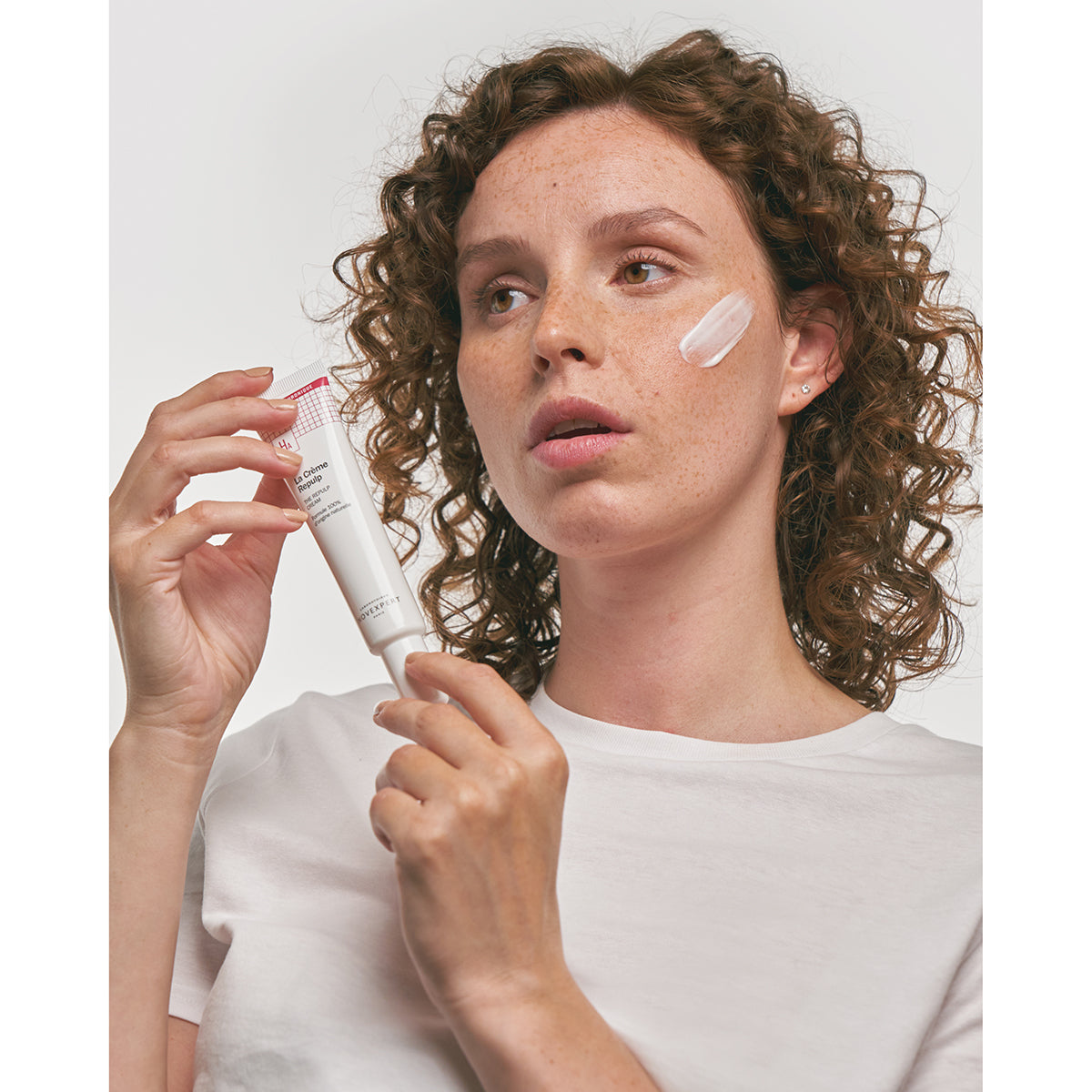 NOVEXPERT The Repulp Cream – Straffung für reife Haut, 40ml, Frau hält Cremetube