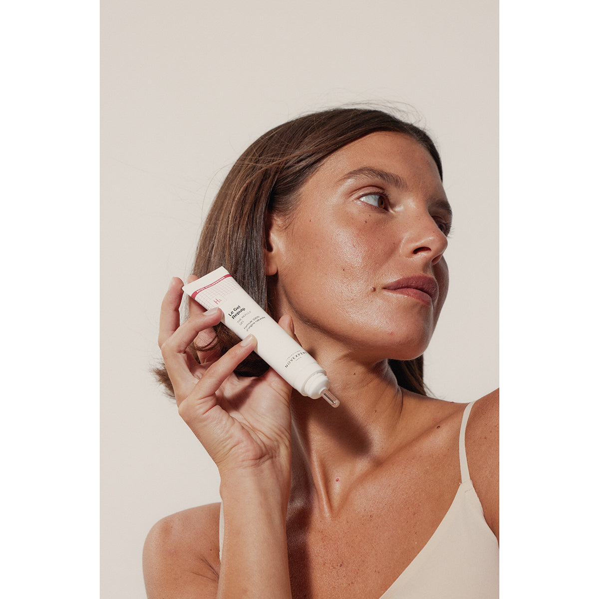 NOVEXPERT The Repulp Gel – 40ml, Frau hält Tube