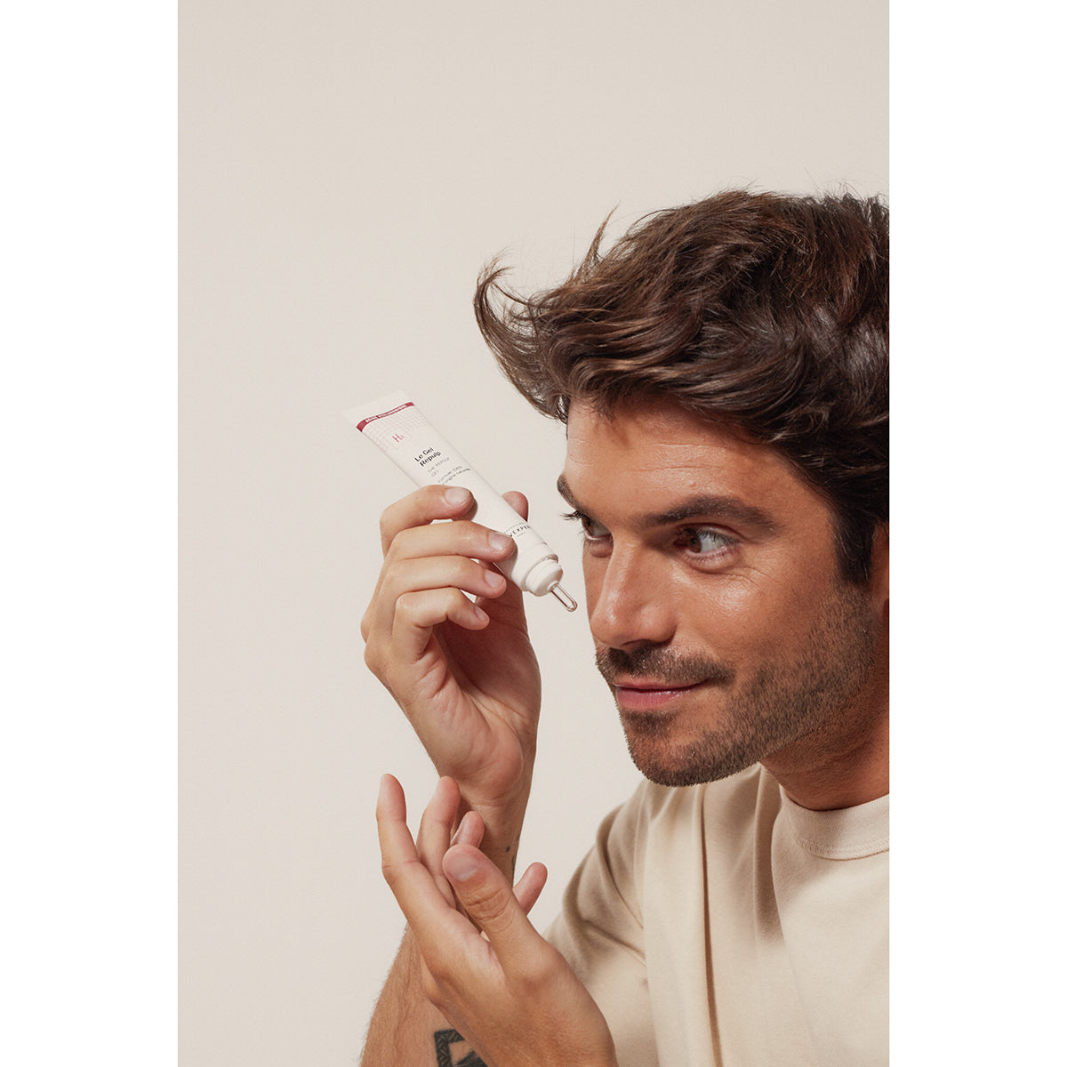 NOVEXPERT The Repulp Gel – 40ml, Mann wendet Hyaluron Gel an