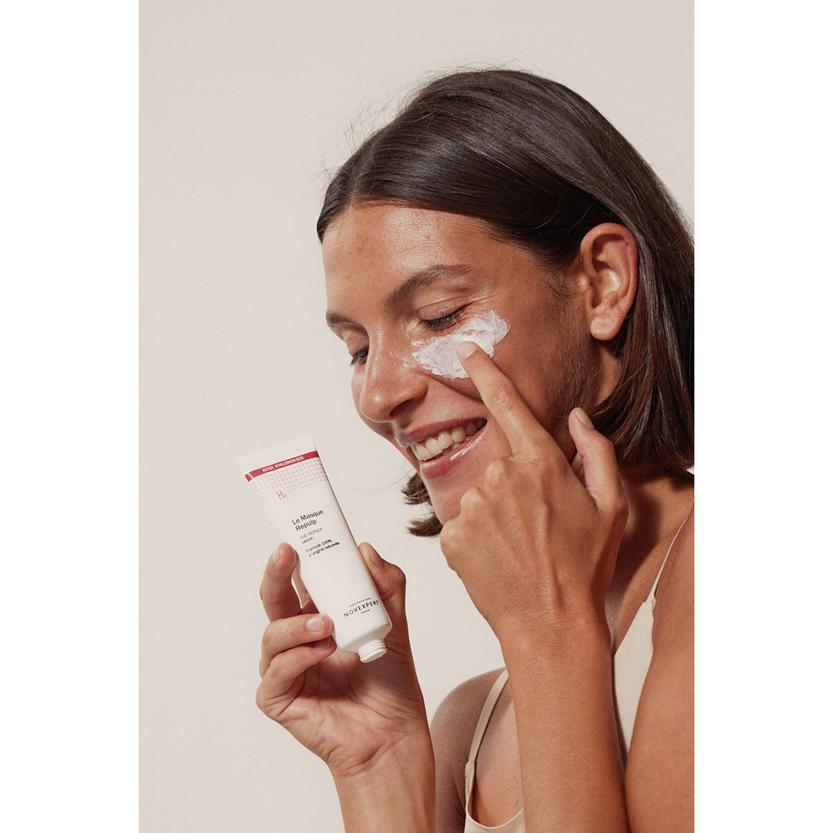 NOVEXPERT The Repulp Mask – 50ml, Frau wendet Crememaske an