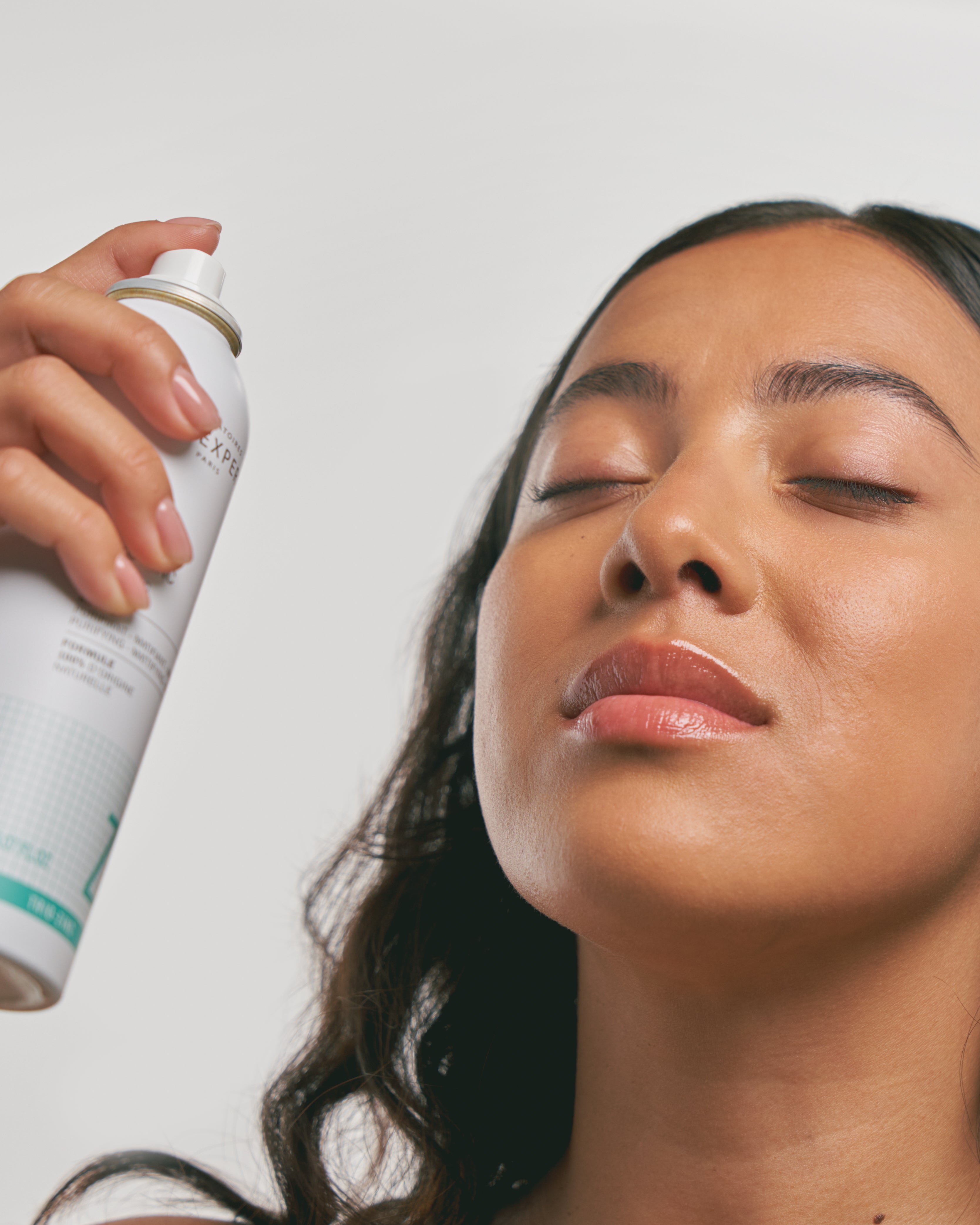 NOVEXPERT Trio-Zinc Mist – gegen Hautunreinheiten, 150, Frau wendet Gesichtsspray an