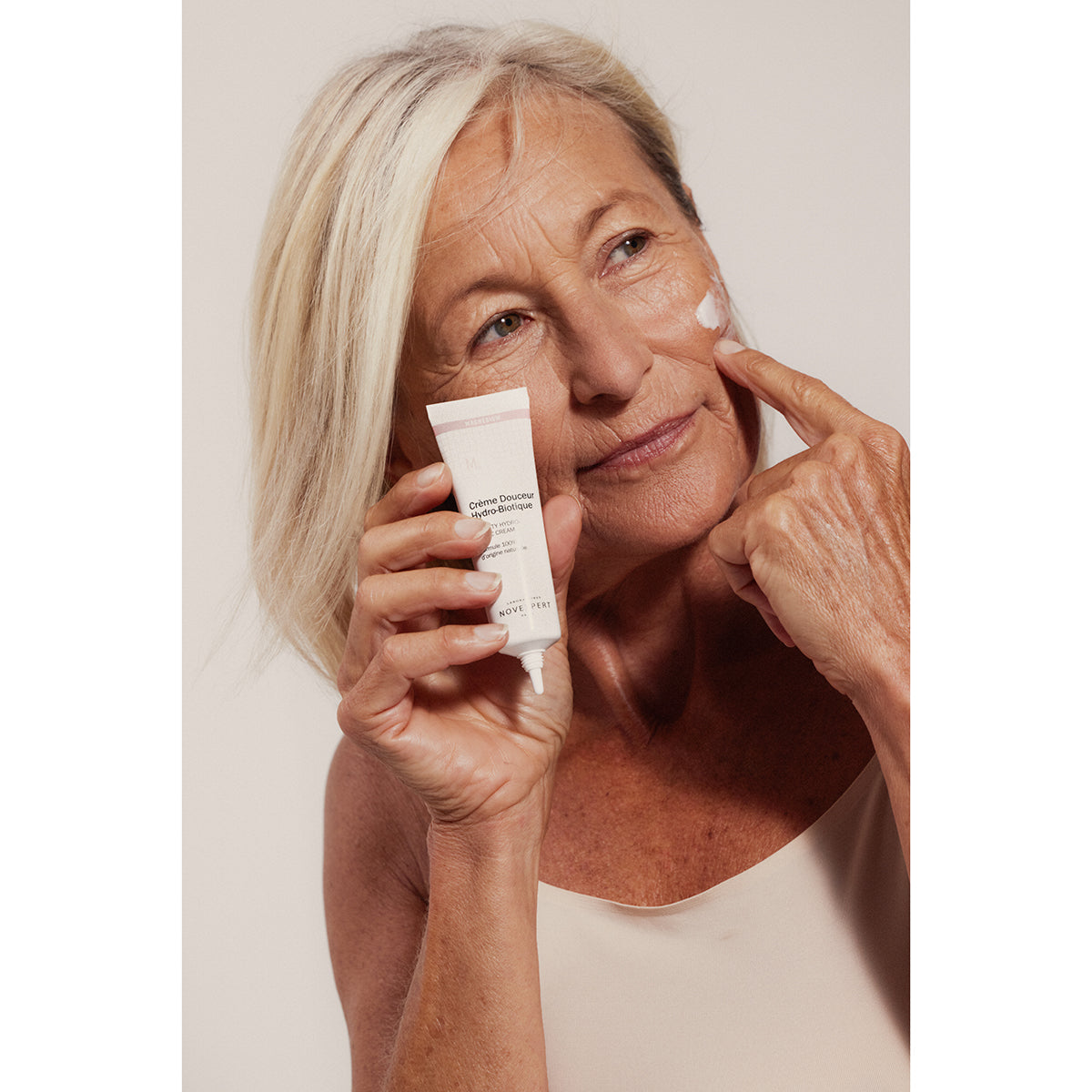 NOVEXPERT Velvety Hydro-Biotic Cream – für sensible Haut, 30ml, Frau cremt Gesicht ein