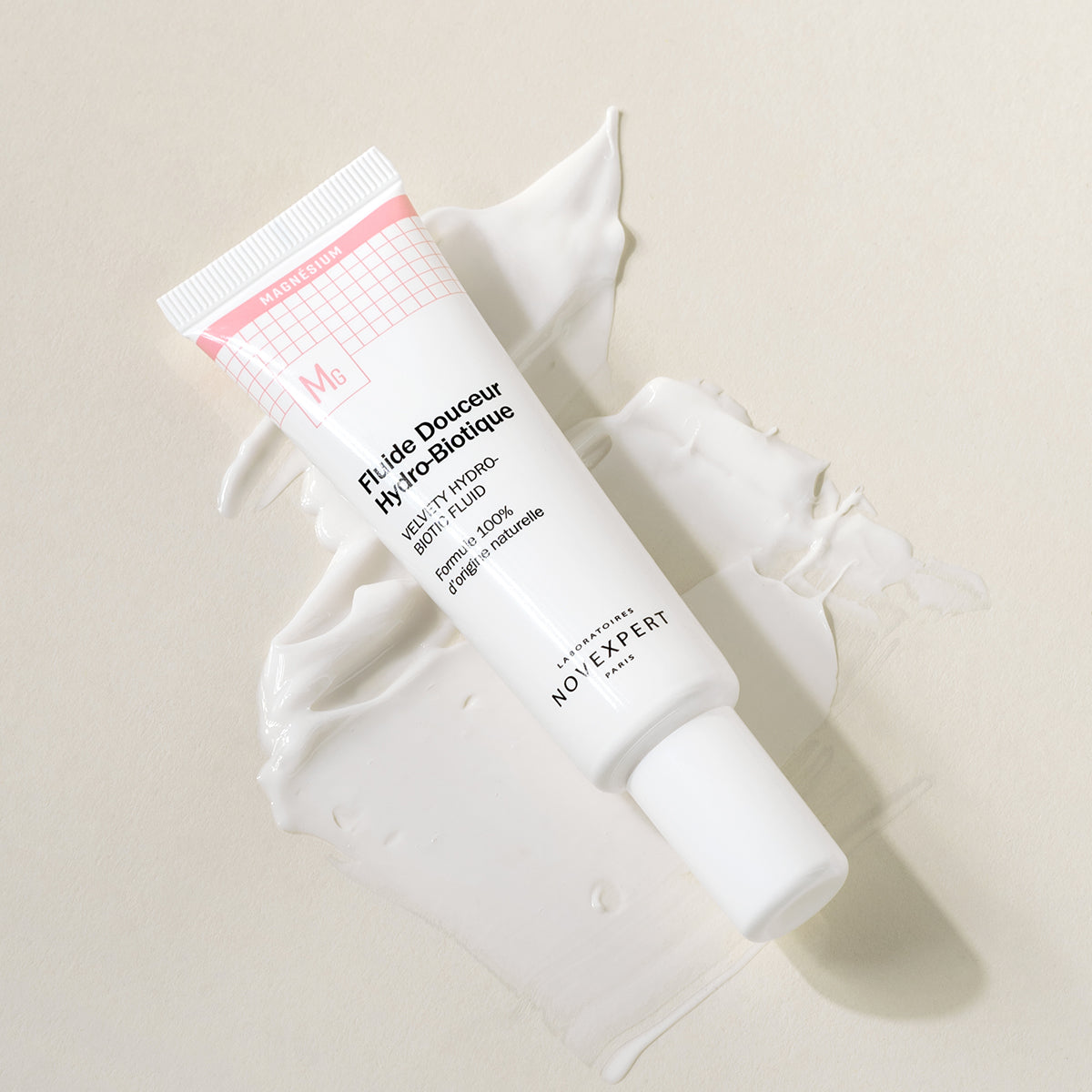 NOVEXPERT Velvety Hydro-Biotic Fluid – gegen Hautrötungen, 30ml, Tube liegt auf Creme