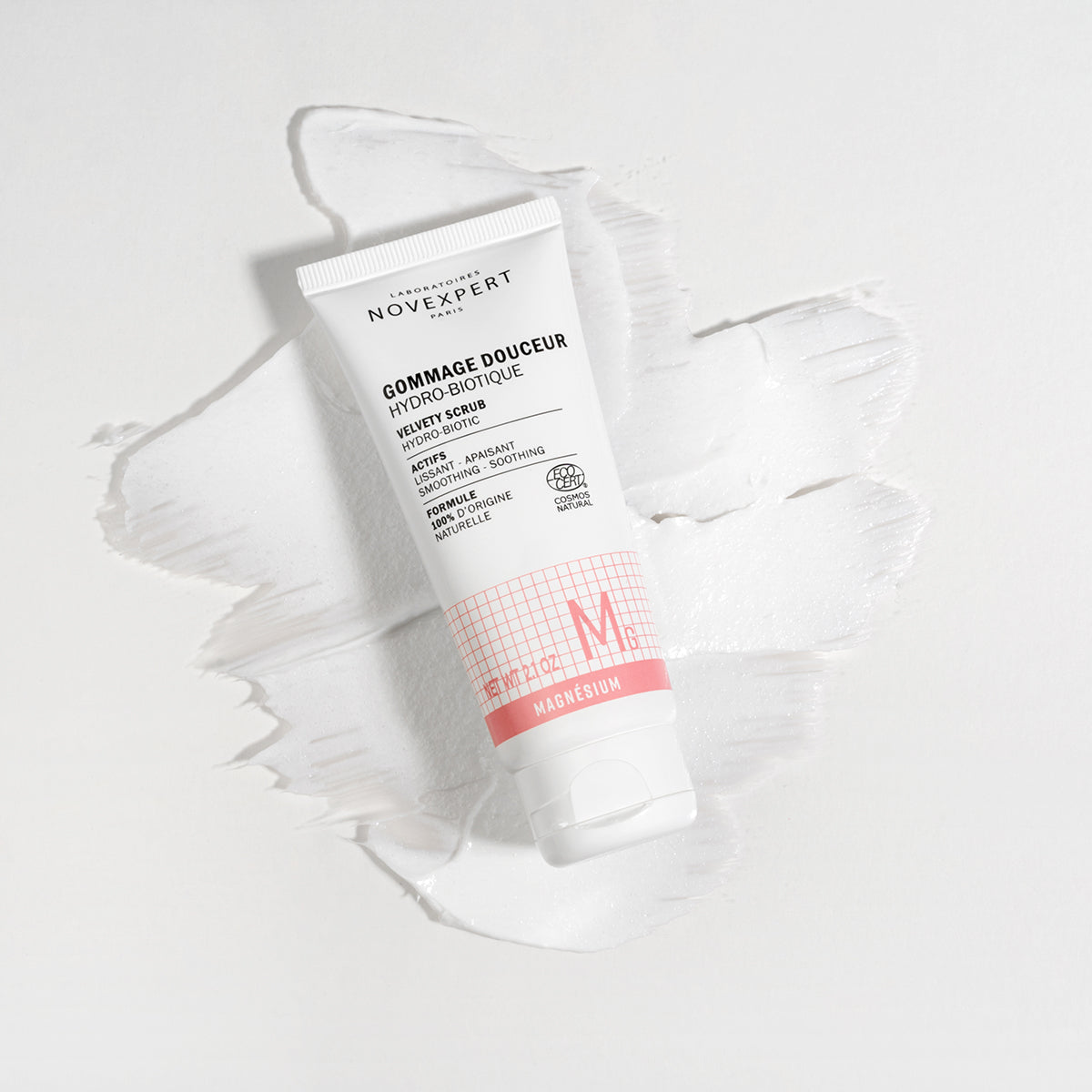 NOVEXPERT Velvety Scrub Hydro-Biotic – für sensible Haut, 60ml, Tube liegend auf Peelingprobe