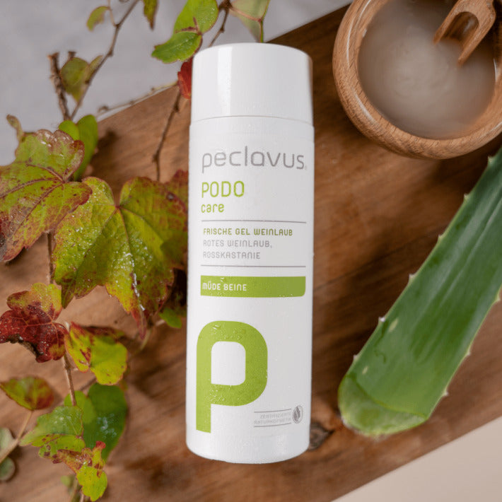 PECLAVUS Frische Gel Weinlaub , 150ml, Spender liegend mit Weinblättern und Aloe Vera
