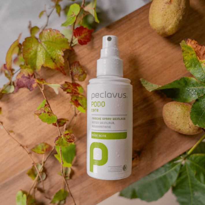 PECLAVUS Frische Spray Weinlaub , 150ml, Sprühflasche offen auf Holz liegend mit Weinblättern